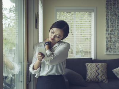 woman with neck pain